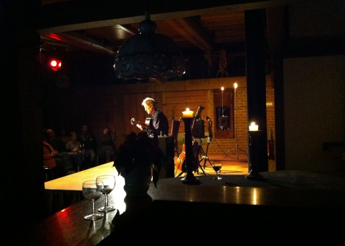 Bühne mit Kerzenschein